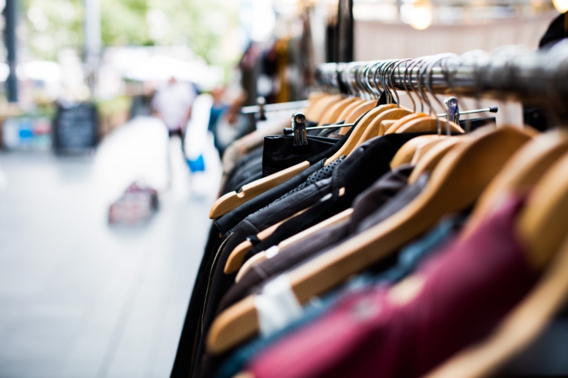 ecommerce-ILONSE-min_blur_close_up_focus_hanger_jacket_market_people_rack-1176303