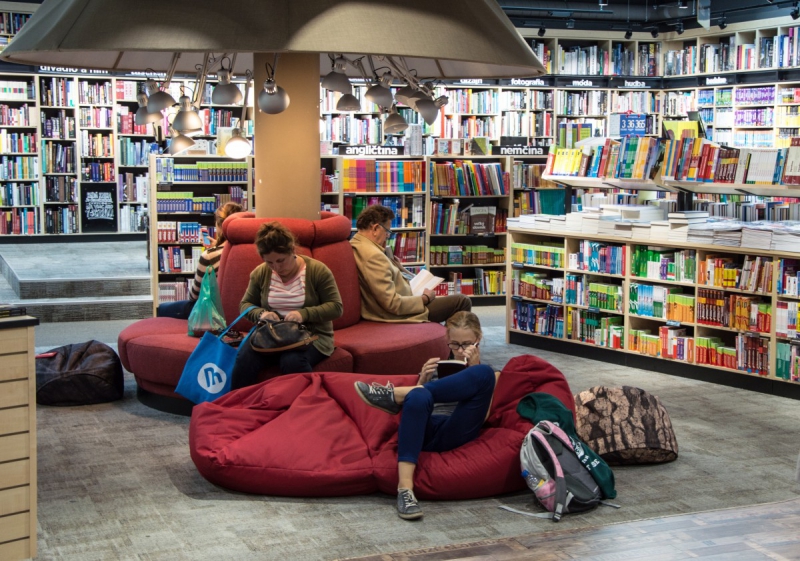 ecommerce-ILONSE-min_books_bookstore_book_reader_readers_reading_shop_sale_books-849006