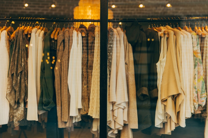 ecommerce-ILONSE-min_clothe_fashion_store_shop_window_store_front-21277